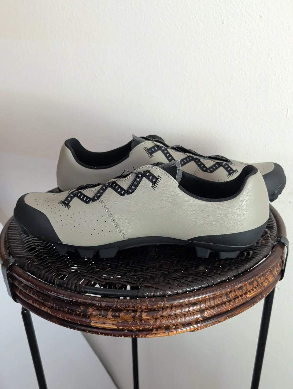 QUOC Escape Off-Road Cycling Shoes Left Shoe Sz 45 Right Shoe Size 44